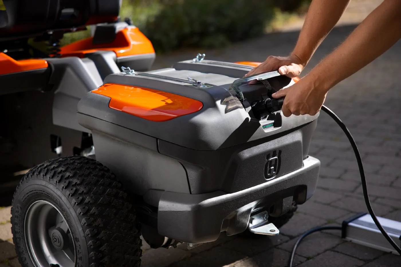 Husqvarna Akku-Frontmäher Rider 200iX - Grundgerät ohne Mähdeck - Image 9