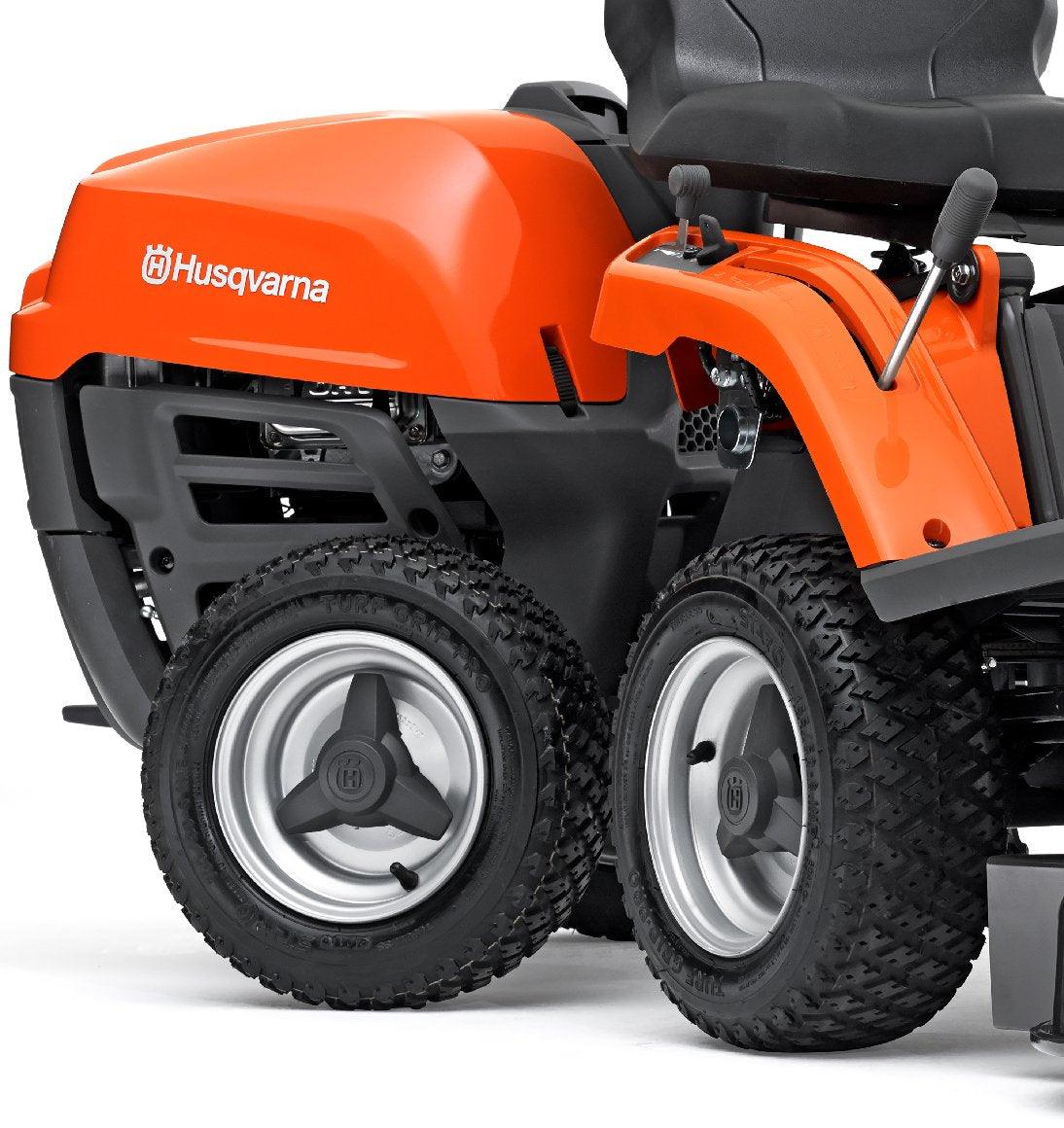 Husqvarna Frontmäher R 112C mit Mähdeck Combi 85 - Winterpaket mit Schneeschild, Gummileiste und Schneeketten - Image 3