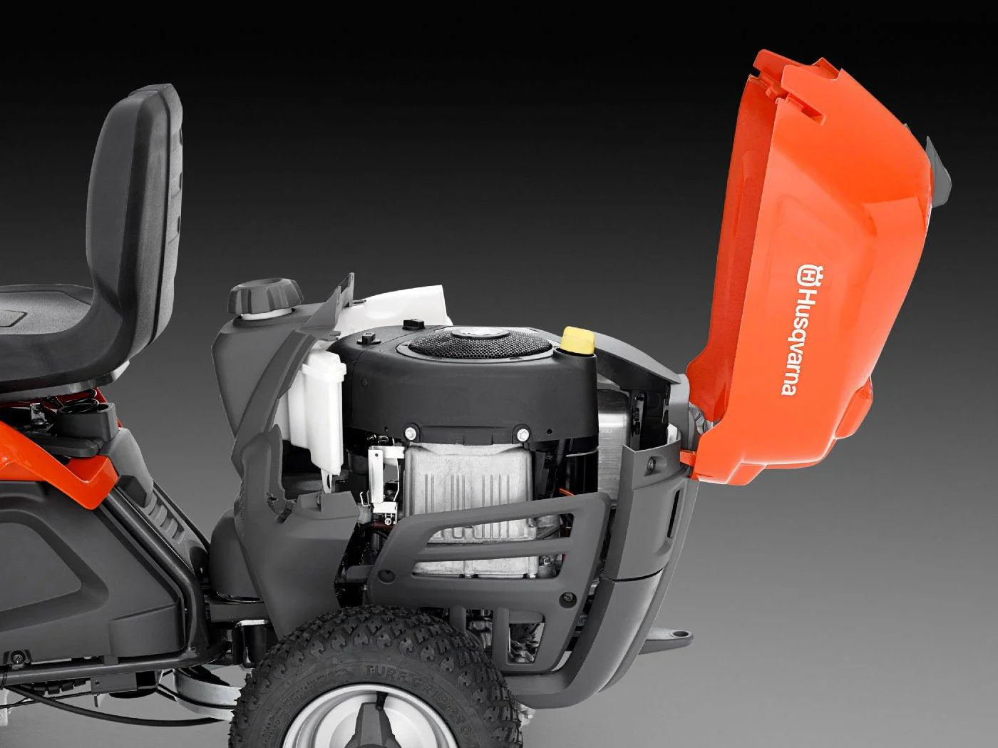 Husqvarna Frontmäher R 112C mit Mähdeck Combi 85 - Winterpaket mit Schneeschild, Gummileiste und Schneeketten - Image 8