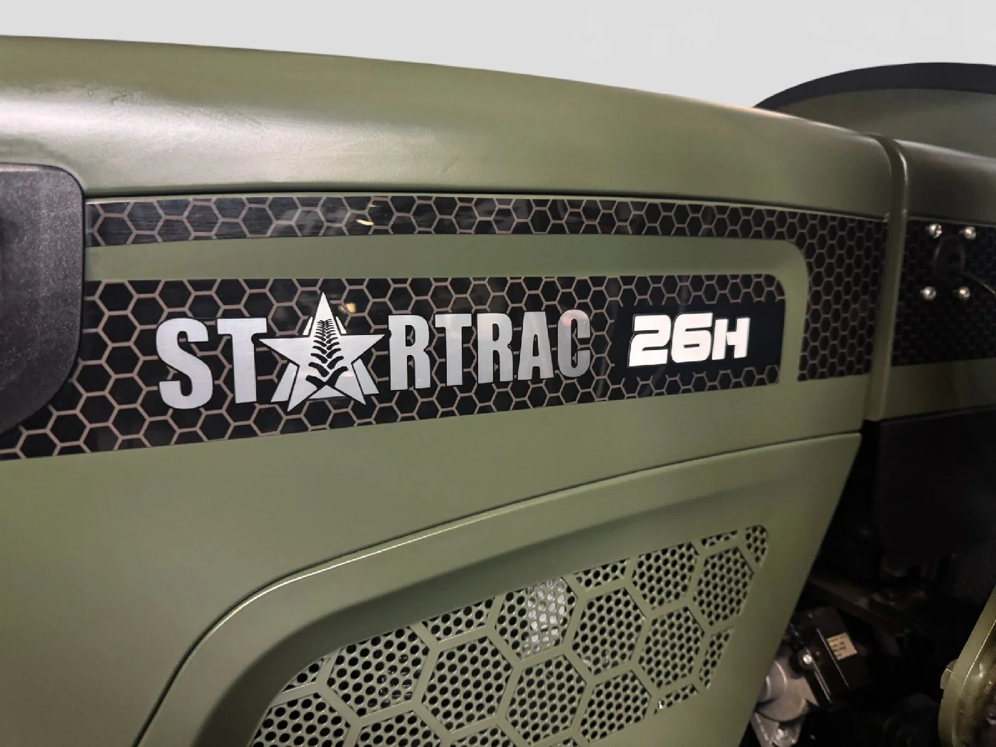 Startrac Allrad-Kleintraktor 26 HST mit Industriebereifung + Frontlader inklusive Schaufel - Image 9